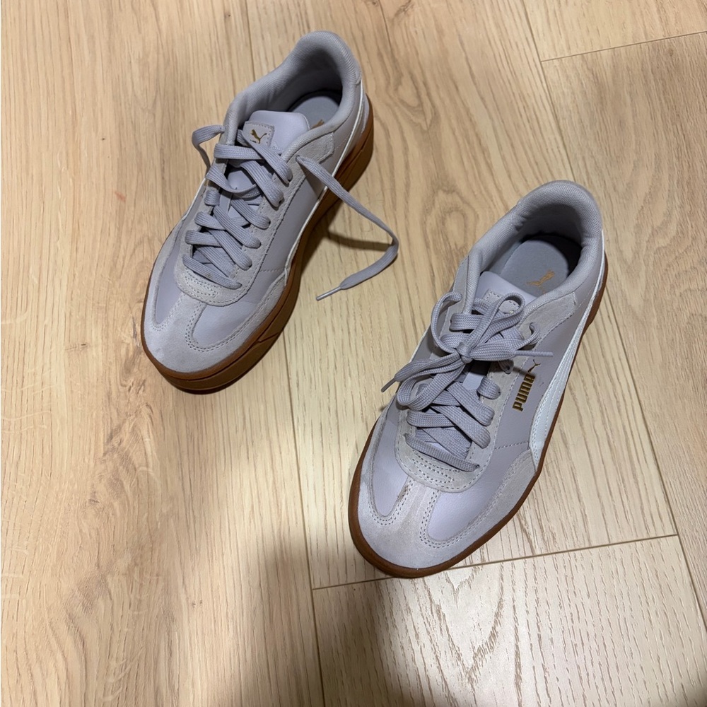 PUMA Women's Gray and White Sneakers with Gold Accents - Picture 7 of 7